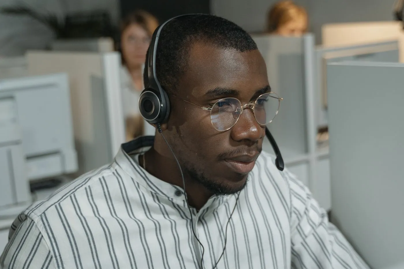 Support agent wearing a headset in an office