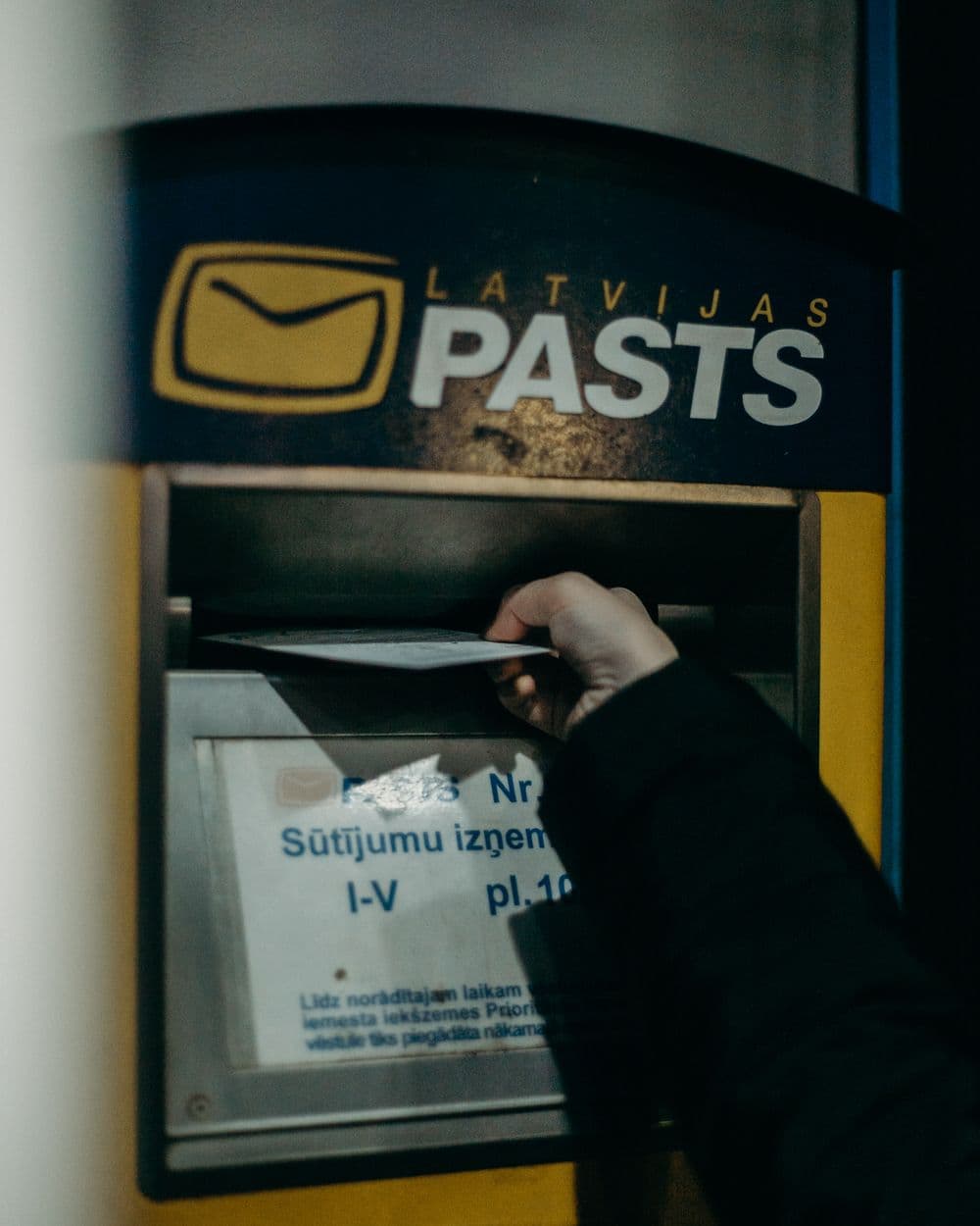 Posting a letter into a mailbox